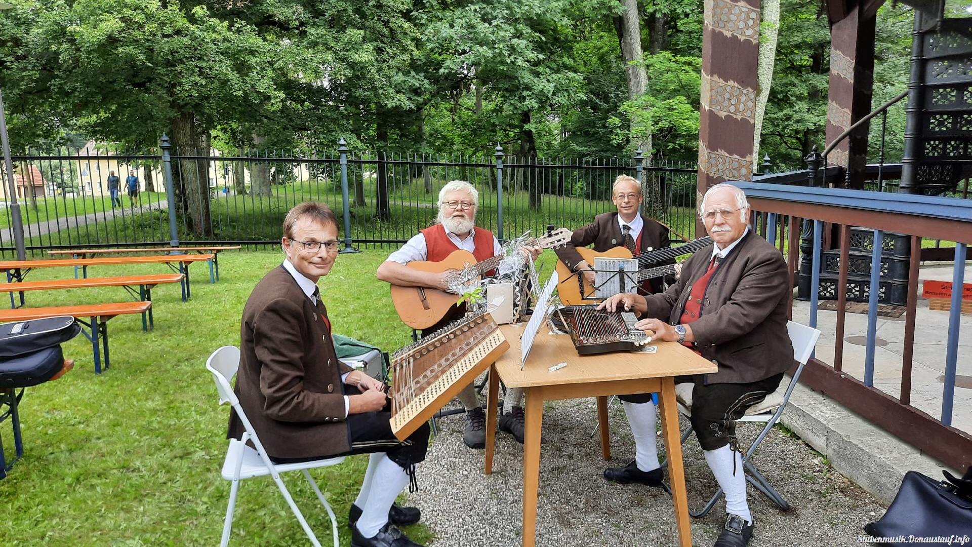 Foto zeigt die Stubenmusik Donausauf in aktueller Besetzung